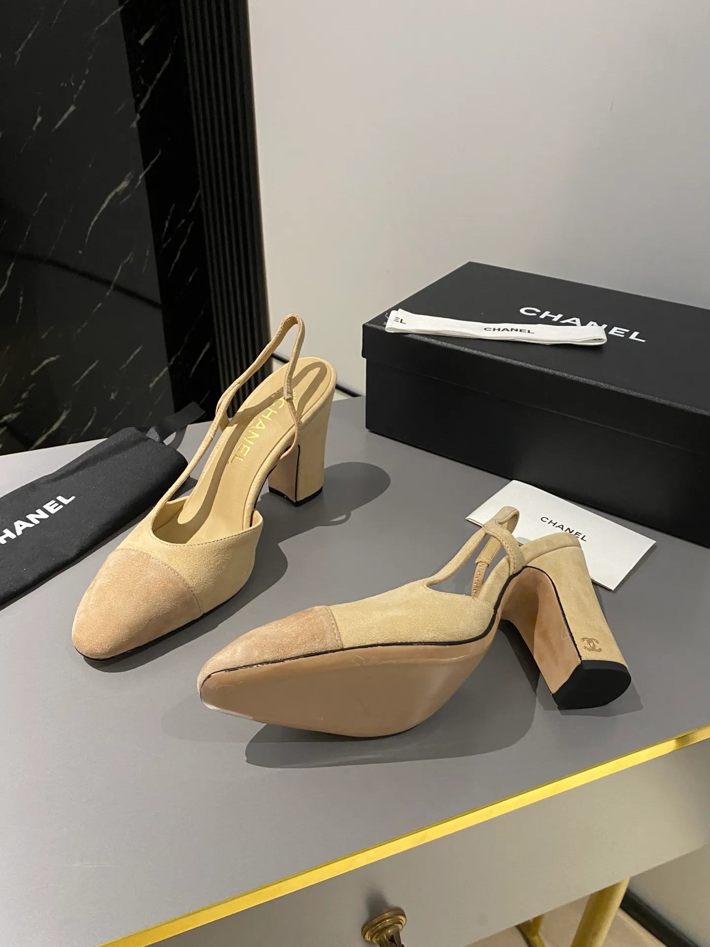 👟👟Ex-factory price 520👟👟 Purchase grade, high-heeled version, Chanel classic slingback sandals. We have been making this model for the past few years. This year, we will re-purchase the version and make a detailed copy again. I found that the upper lines and body comfort of the new version have been slightly adjusted! The brand won't say anything because the overall appearance difference is not big and it doesn't affect wearing. All colors now produced are produced according to the latest styles! What you buy is the latest classic model from the counter, made of imported mixed sheepskin surface material, imported mixed sheepskin, and Italian imported cowhide leather soles! High heels 9.5cm Size: 35-39 Other sizes can be customized (customized sizes 34, 40, 41, 42, 43 are non-refundable and non-exchangeable)